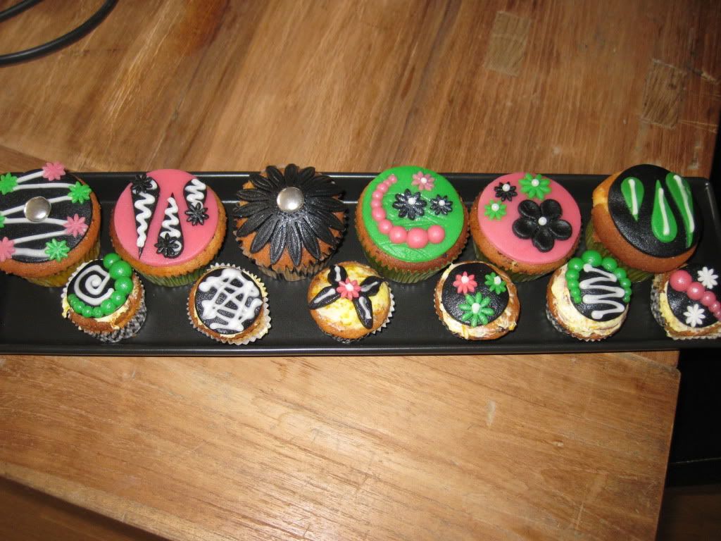 http://i877.photobucket.com/albums/ab333/doemijmaarmailen/cupcakes/IMG_1835.jpg?t=1301939727
