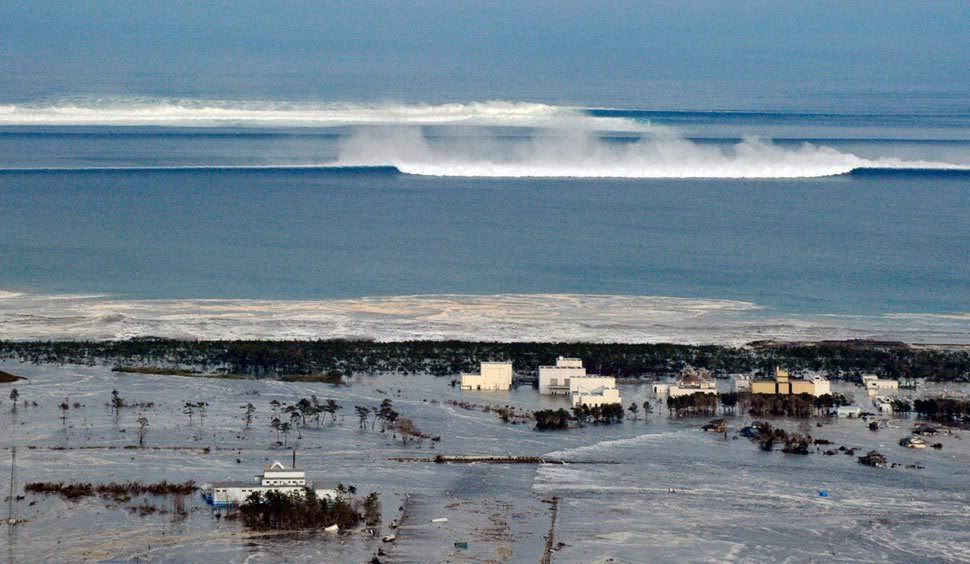 El tsunami llega a la costa japonesa