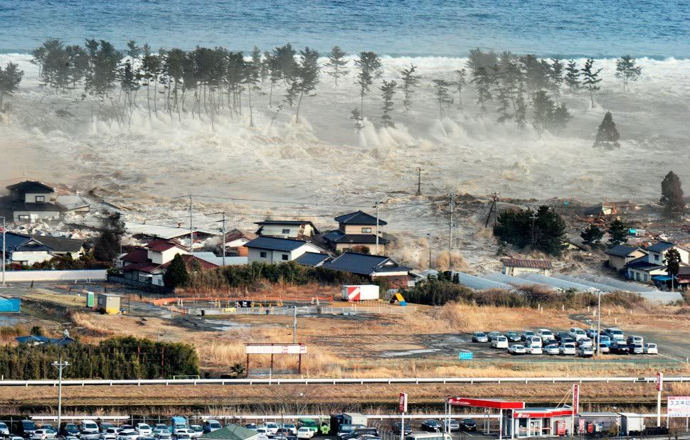 El tsunami avanzando desde la costa japonesa