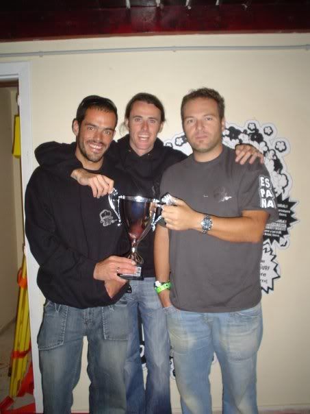 Lucas Garcia, Hugo Suarez y Bruno Alabau con el trofeo de terceros de Europa de Surf Junior en 2006
