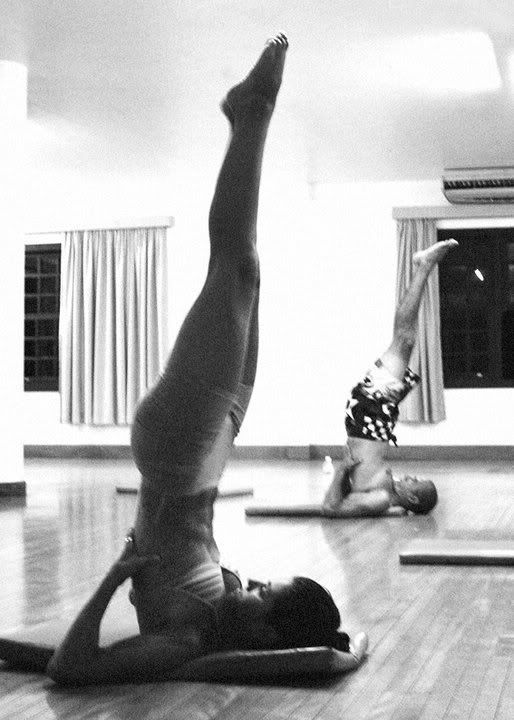 Kelly Slater en una practica de Swasthya Yoga