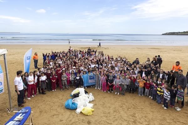 Escolares gijoneses en la limpieza de la playa de San Lorenzo